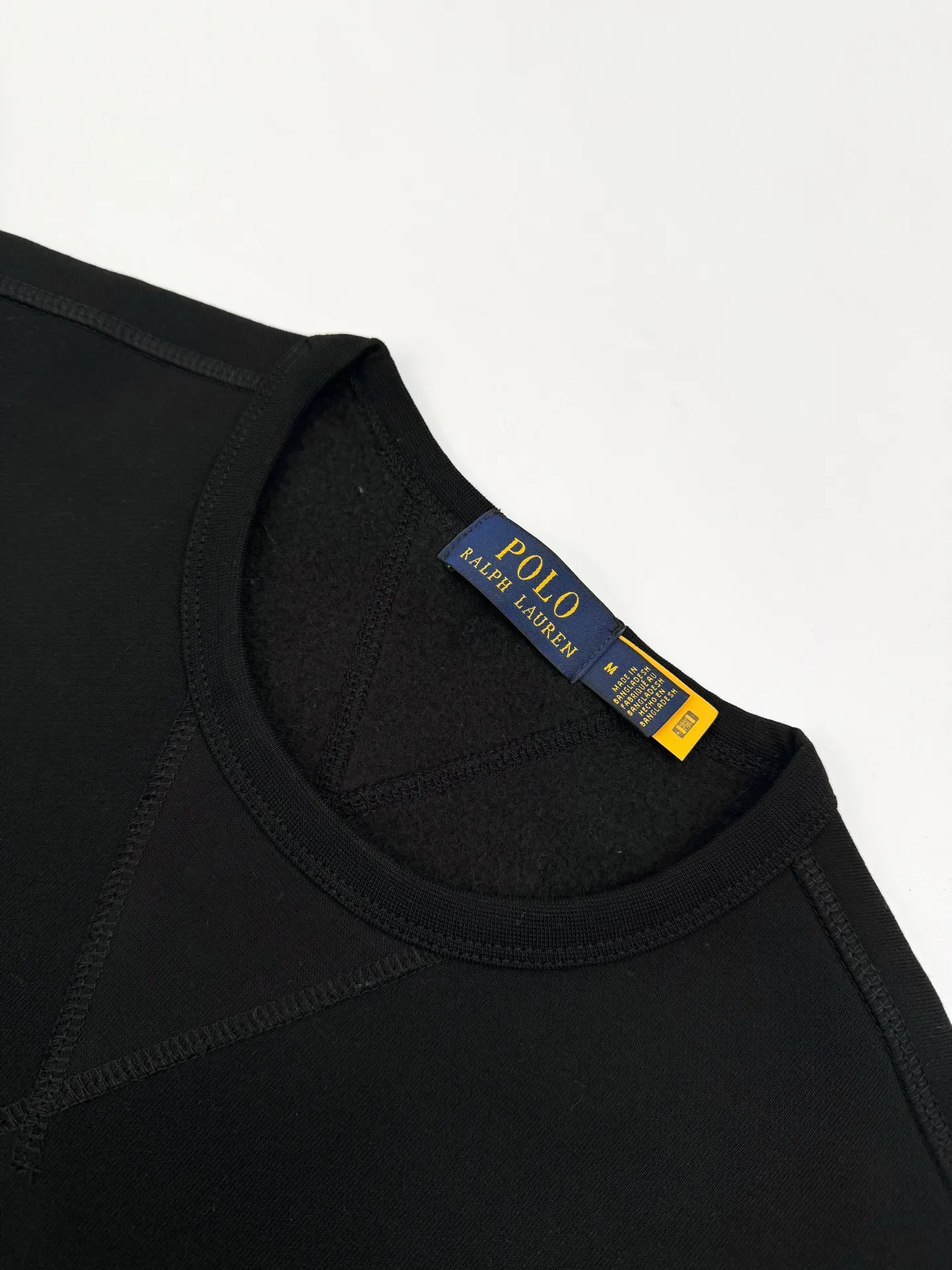 P280 Ralph Lauren logo embroidered sweatshirt. Customized cloud-like honey cotton fleece sweatshirt material. It feels delicate and comfortable against the skin. It uses deep black as the main color and is embellished with exquisite white pony logo. It is highly recognizable. It has a breath of freedom and vitality. A symphony of pure and smart colors. It outlines a high-end silhouette with extreme simplicity. It becomes the smart focus of the vision and shows the taste in silence. Process 1: Using imported machine embroidery process Use advanced computer control systems and precision mechanical components to achieve the iconic pony embroidery operation with high precision and smooth and delicate lines. Process 2: Use the Hasuo process and sew with a specific machine. The Hasuo fastness is high and adds visual effects. It is time-consuming and labor-intensive. Process 3: The fabrics are washed and have a better hand feel. Not easy to deform. Not easy to shrink. Not easy to fade. Maintain long-term beauty. Accessories: Customized 1:1 Ralph Lauren trademark. Version: Fitted fit Size: S M L XL Style number: 25296
